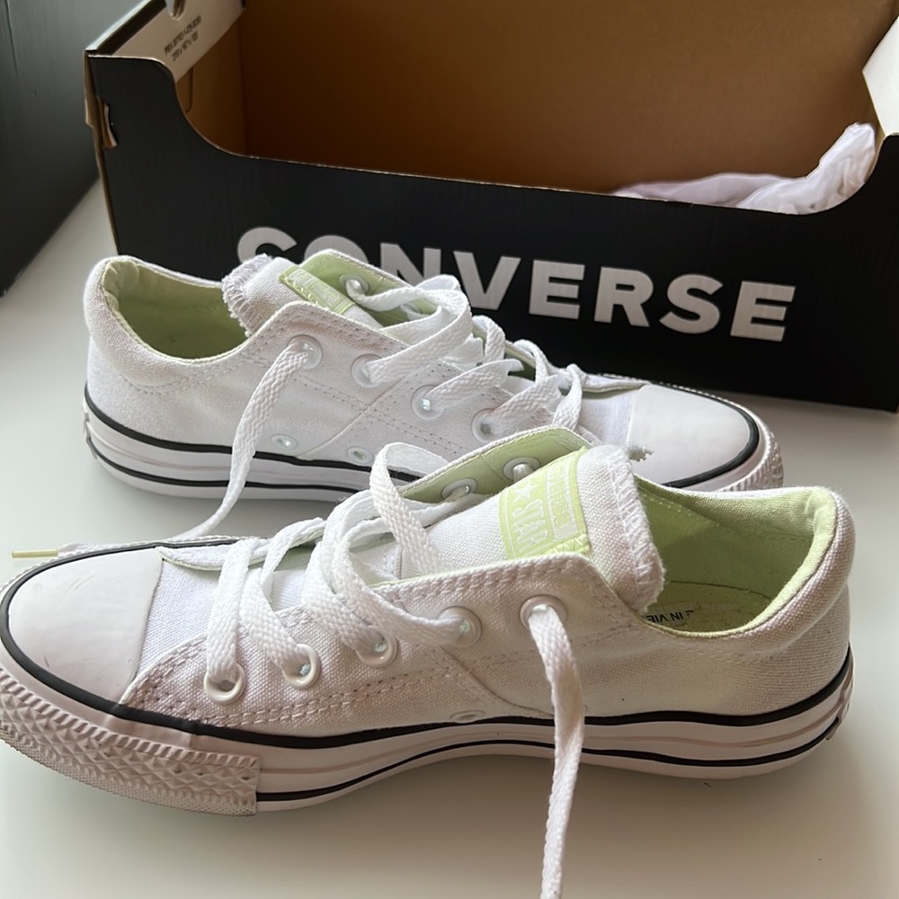 Converse ALL STAR white and black. Size 6. In excellent conditions